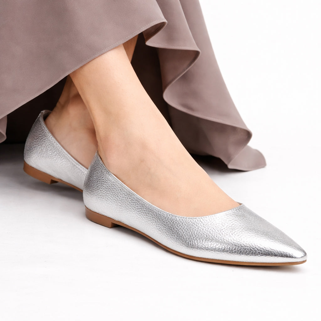 Stylish and comfortable women's ballet flats – classic design with a pointed toe and lightweight sole – suitable for work and everyday wear
