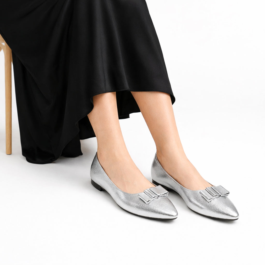 Stylish and comfortable women's ballet flats – classic design with a pointed toe and lightweight sole – suitable for work and everyday wear