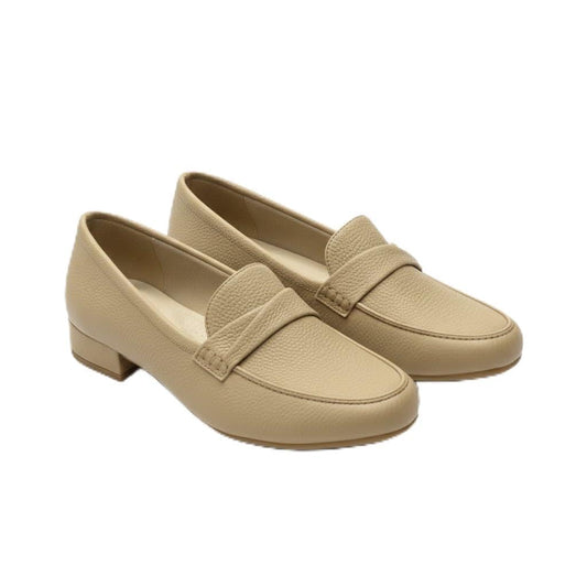 Elegant women's shoes with a comfortable heel and a classic touch - available in various colors and sizes