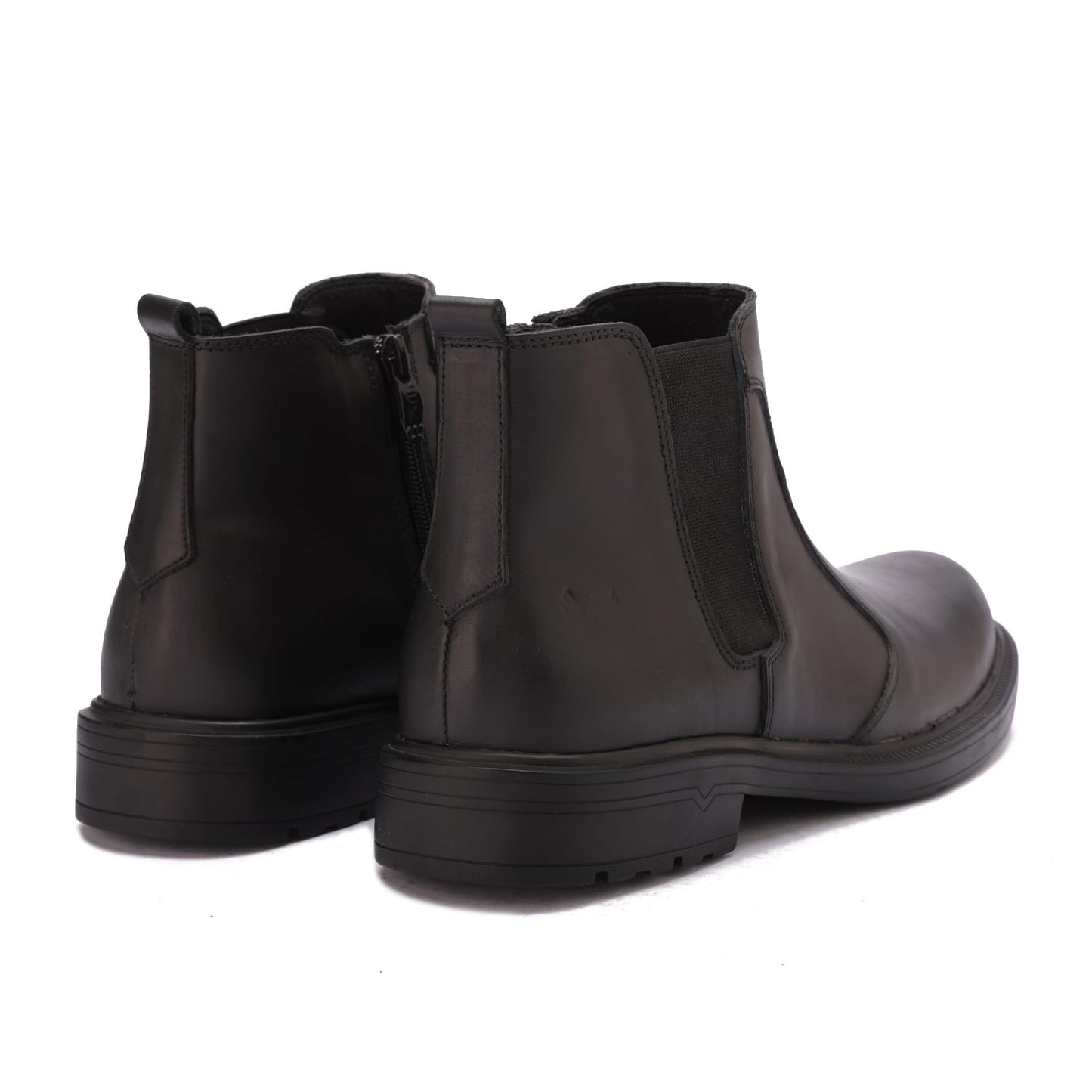 Men's half-boot with a distinctive zipper, made of genuine leather, stylish and with a non-slip rubber sole.