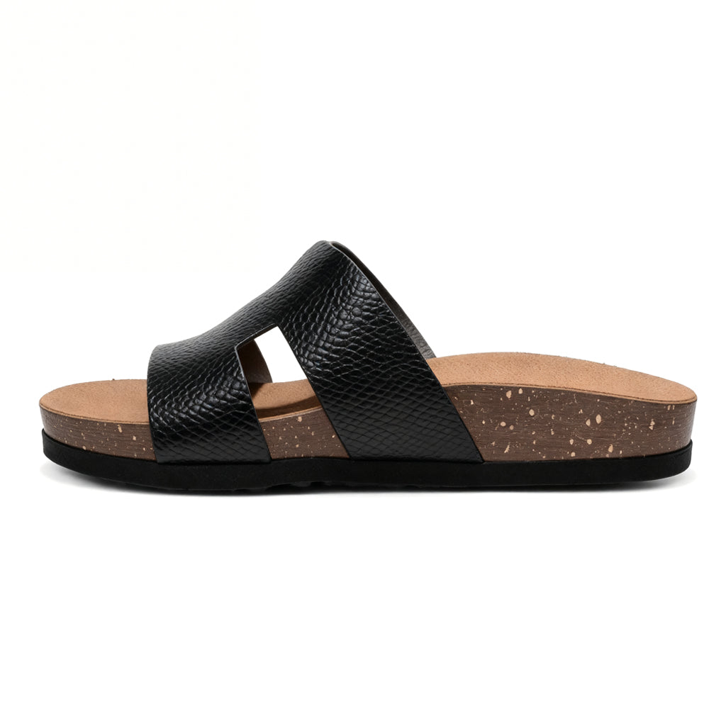 Stylish women's slippers with a modern design and comfortable cushioned sole – lightweight and ideal for everyday wear and summer trips – suitable for all occasions