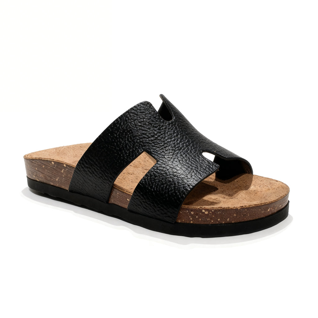 Stylish women's slippers with a modern design and comfortable cushioned sole – lightweight and ideal for everyday wear and summer trips – suitable for all occasions