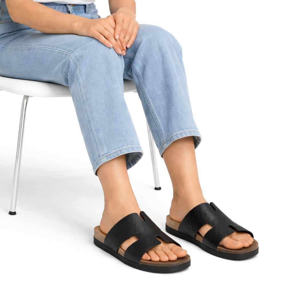 Stylish women's slippers with a modern design and comfortable cushioned sole – lightweight and ideal for everyday wear and summer trips – suitable for all occasions