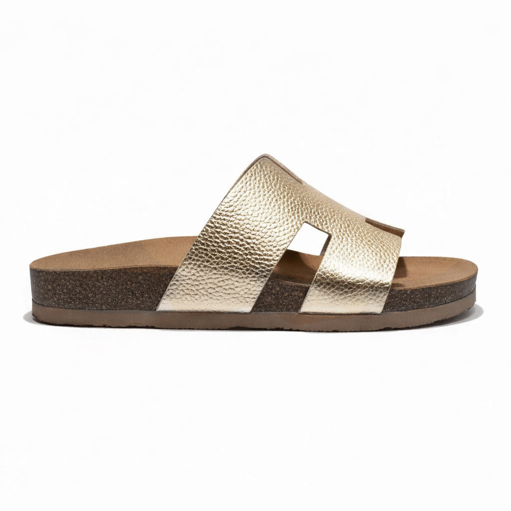 Stylish women's slippers with a modern design and comfortable cushioned sole – lightweight and ideal for everyday wear and summer trips – suitable for all occasions