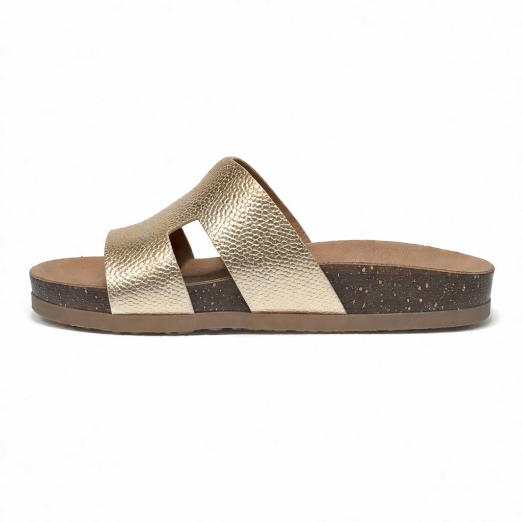 Stylish women's slippers with a modern design and comfortable cushioned sole – lightweight and ideal for everyday wear and summer trips – suitable for all occasions
