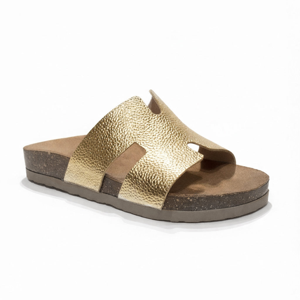 Stylish women's slippers with a modern design and comfortable cushioned sole – lightweight and ideal for everyday wear and summer trips – suitable for all occasions