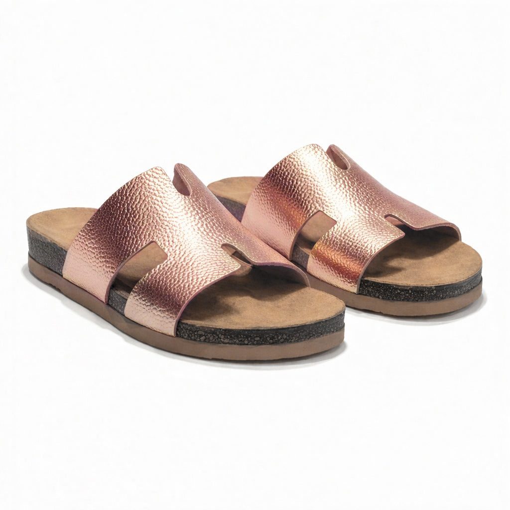 Stylish women's slippers with a modern design and comfortable cushioned sole – lightweight and ideal for everyday wear and summer trips – suitable for all occasions