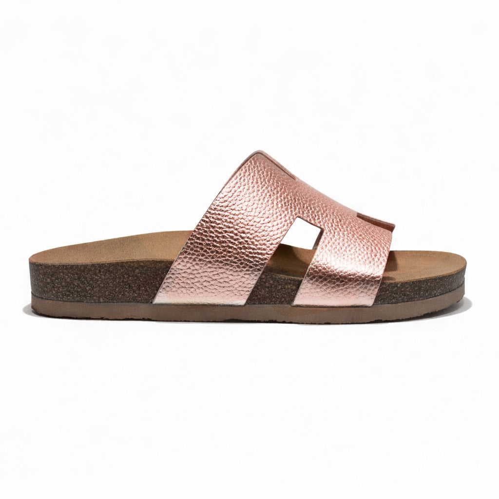 Stylish women's slippers with a modern design and comfortable cushioned sole – lightweight and ideal for everyday wear and summer trips – suitable for all occasions