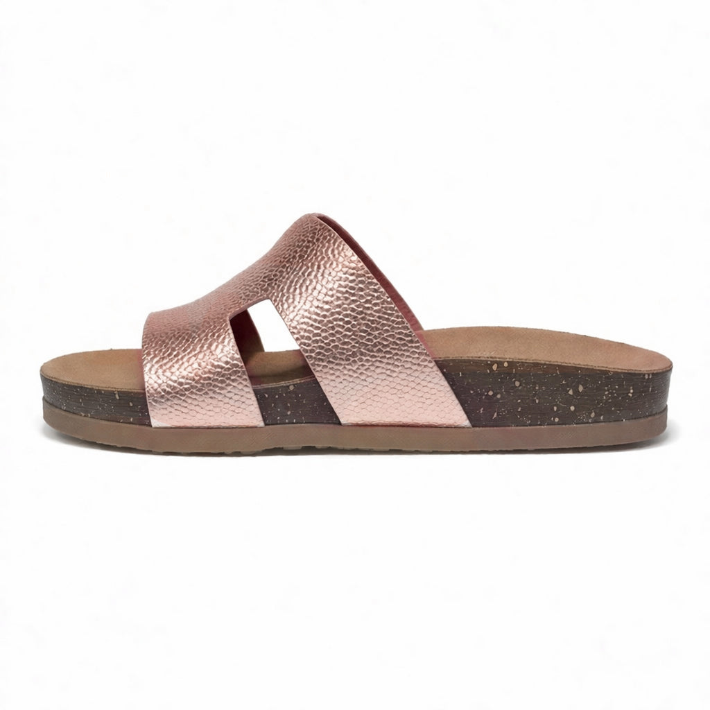 Stylish women's slippers with a modern design and comfortable cushioned sole – lightweight and ideal for everyday wear and summer trips – suitable for all occasions