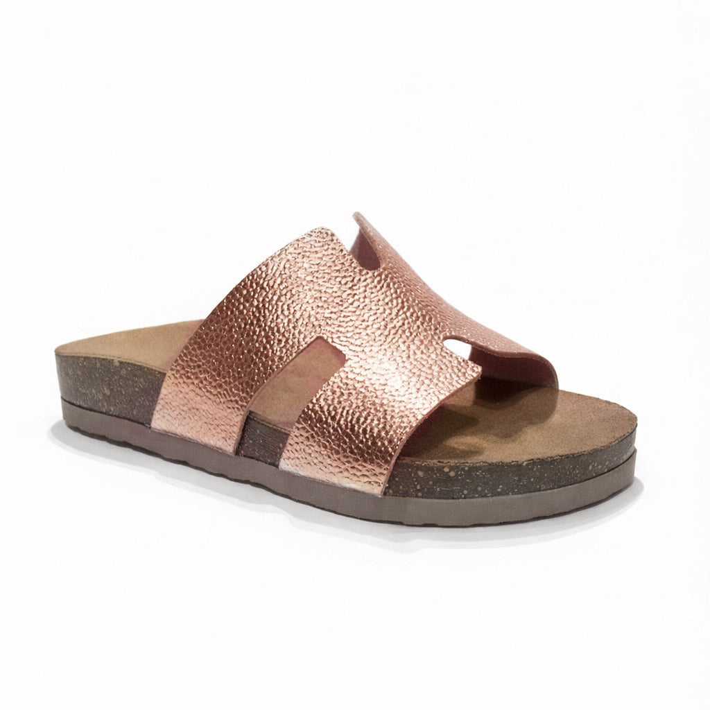 Stylish women's slippers with a modern design and comfortable cushioned sole – lightweight and ideal for everyday wear and summer trips – suitable for all occasions