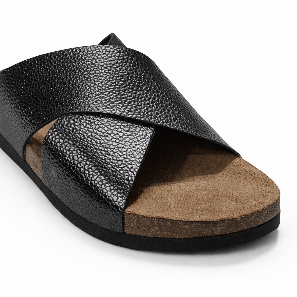 Stylish women's slippers with a modern design and comfortable cushioned sole – lightweight and ideal for everyday wear and summer trips – suitable for all occasions