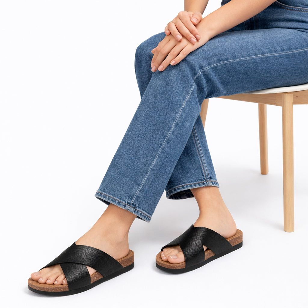 Stylish women's slippers with a modern design and comfortable cushioned sole – lightweight and ideal for everyday wear and summer trips – suitable for all occasions