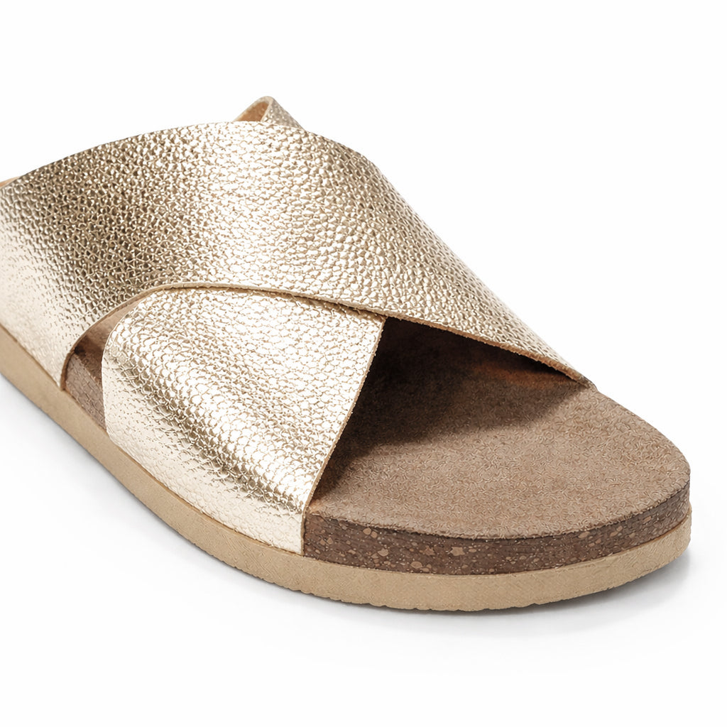 Stylish women's slippers with a modern design and comfortable cushioned sole – lightweight and ideal for everyday wear and summer trips – suitable for all occasions