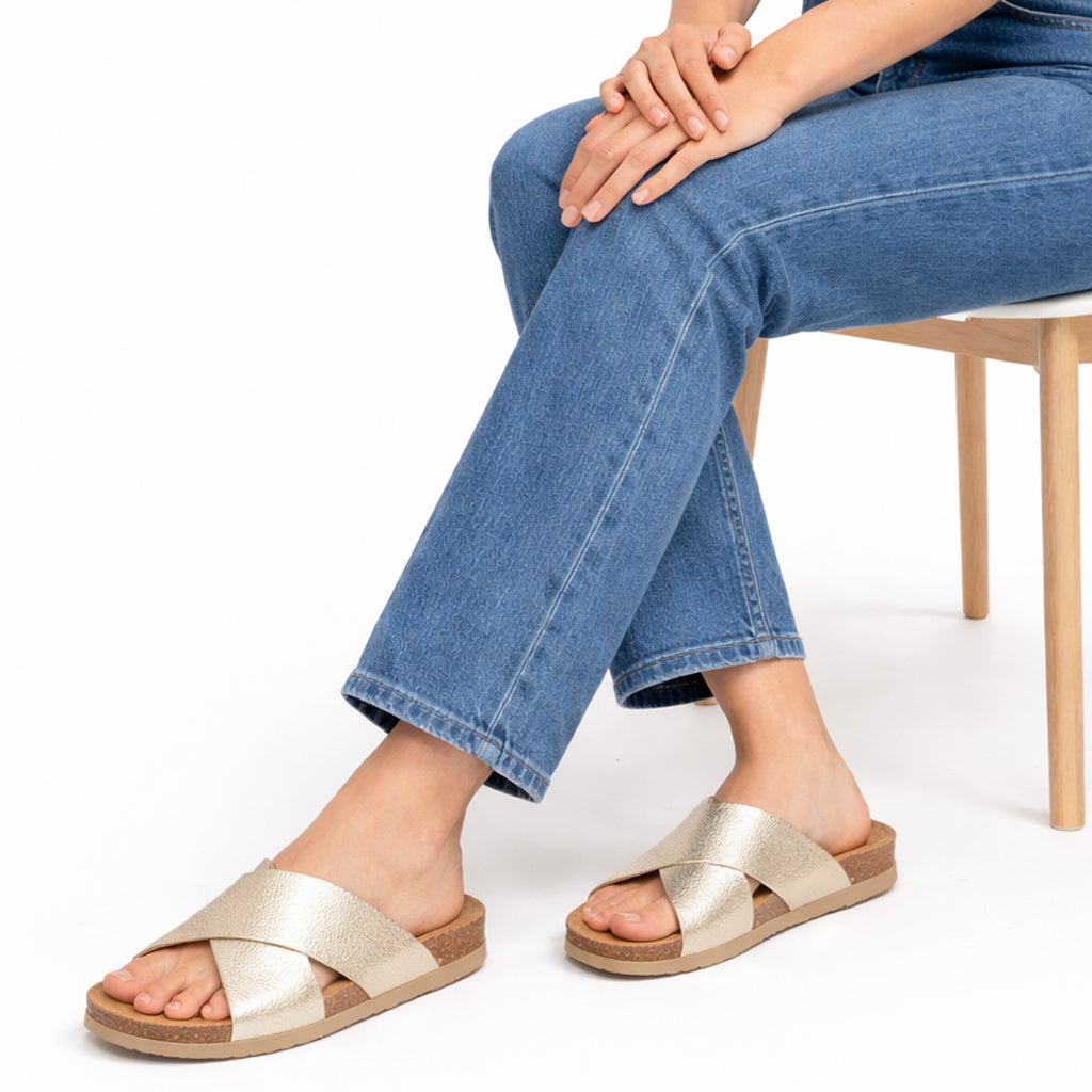 Stylish women's slippers with a modern design and comfortable cushioned sole – lightweight and ideal for everyday wear and summer trips – suitable for all occasions