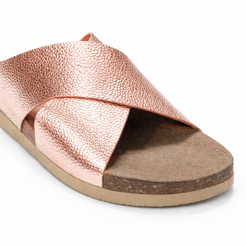 Stylish women's slippers with a modern design and comfortable cushioned sole – lightweight and ideal for everyday wear and summer trips – suitable for all occasions