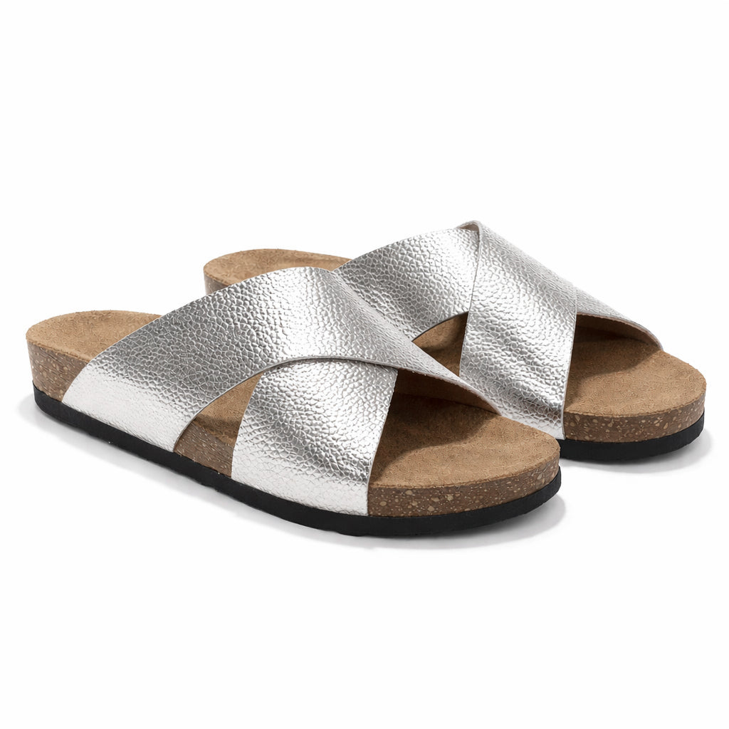 Stylish women's slippers with a modern design and comfortable cushioned sole – lightweight and ideal for everyday wear and summer trips – suitable for all occasions