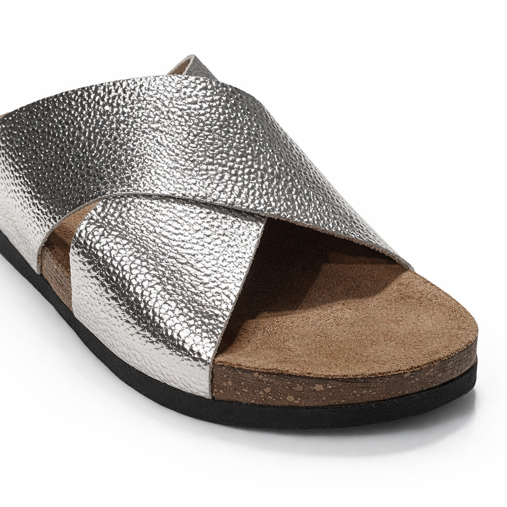 Stylish women's slippers with a modern design and comfortable cushioned sole – lightweight and ideal for everyday wear and summer trips – suitable for all occasions
