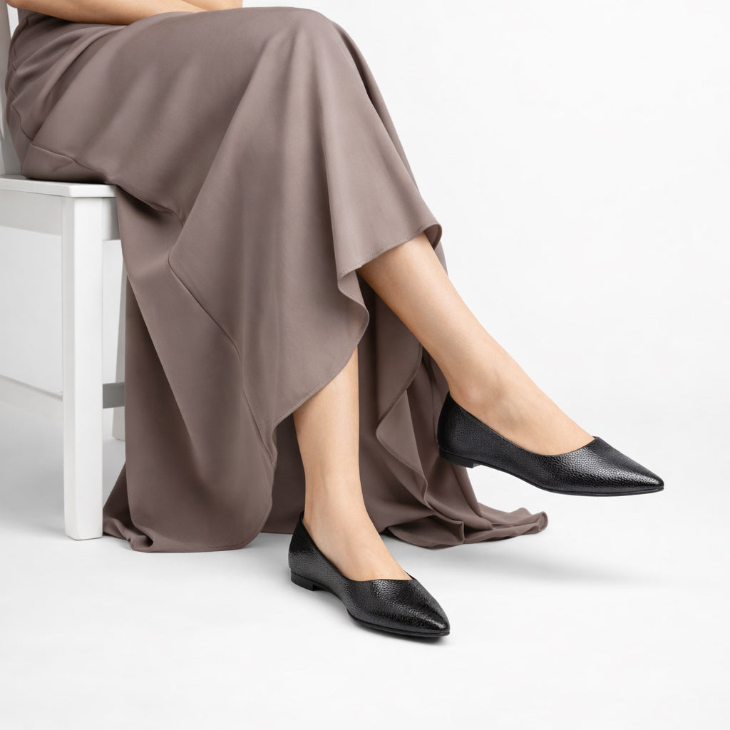 Stylish and comfortable women's ballet flats – classic design with a pointed toe and lightweight sole – suitable for work and everyday wear