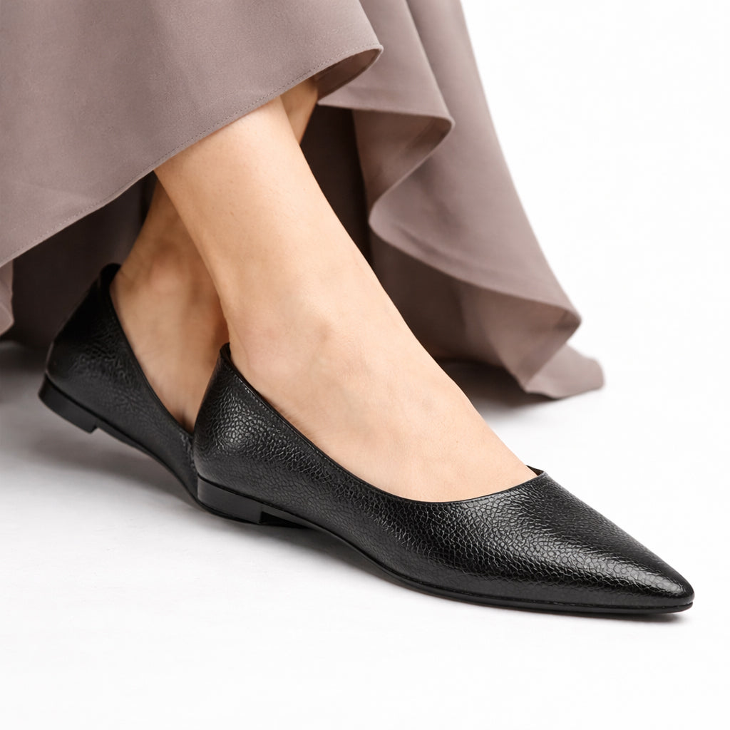 Stylish and comfortable women's ballet flats – classic design with a pointed toe and lightweight sole – suitable for work and everyday wear