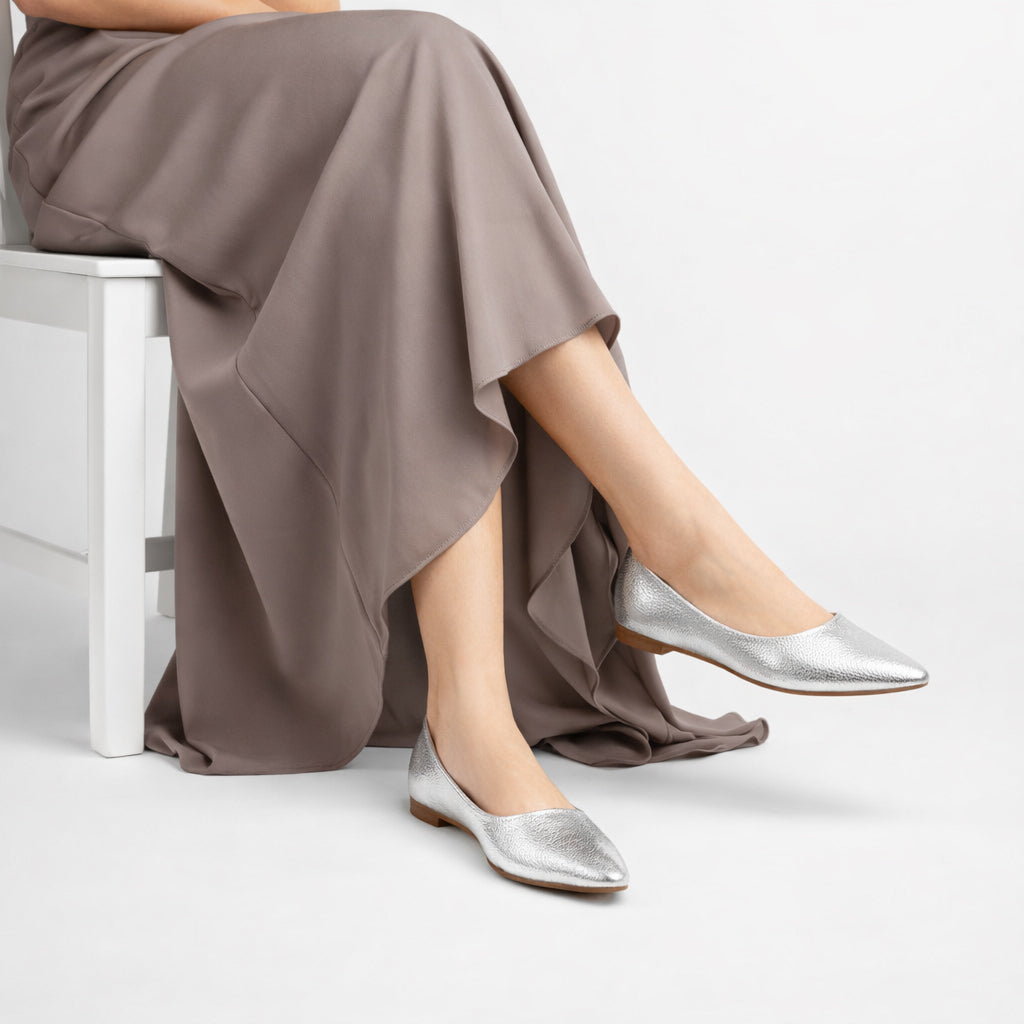 Stylish and comfortable women's ballet flats – classic design with a pointed toe and lightweight sole – suitable for work and everyday wear