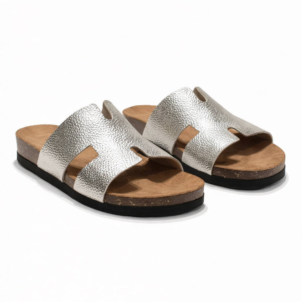 Stylish women's slippers with a modern design and comfortable cushioned sole – lightweight and ideal for everyday wear and summer trips – suitable for all occasions