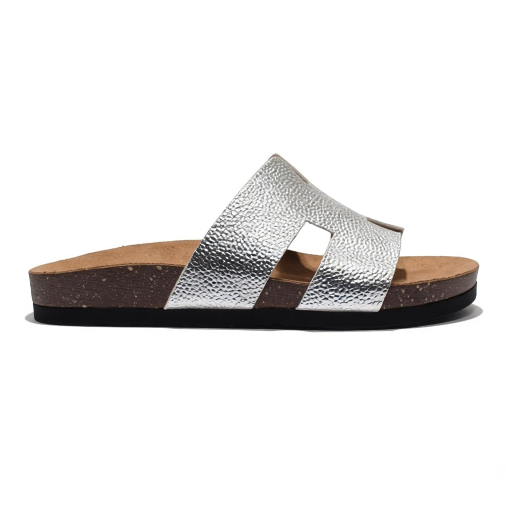 Stylish women's slippers with a modern design and comfortable cushioned sole – lightweight and ideal for everyday wear and summer trips – suitable for all occasions