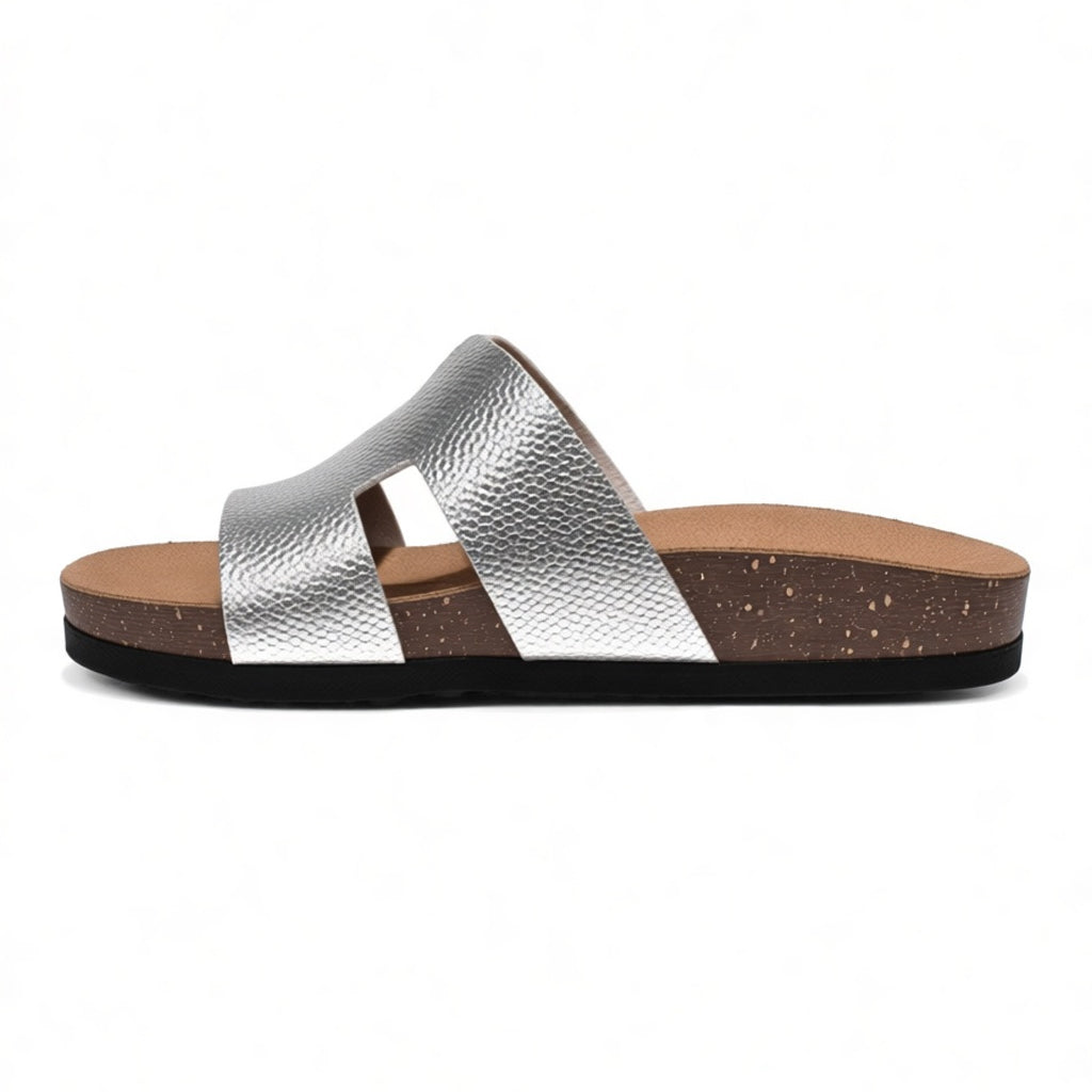 Stylish women's slippers with a modern design and comfortable cushioned sole – lightweight and ideal for everyday wear and summer trips – suitable for all occasions