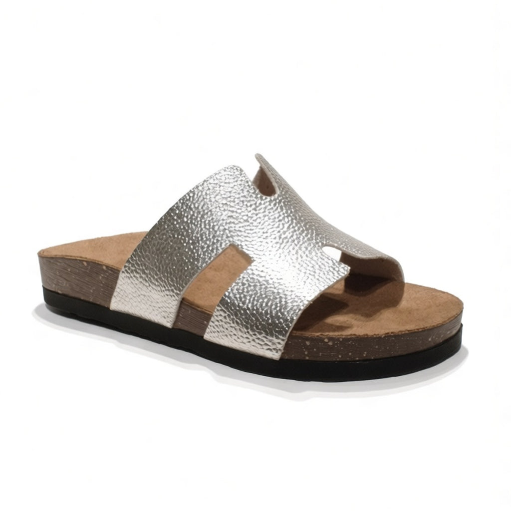 Stylish women's slippers with a modern design and comfortable cushioned sole – lightweight and ideal for everyday wear and summer trips – suitable for all occasions